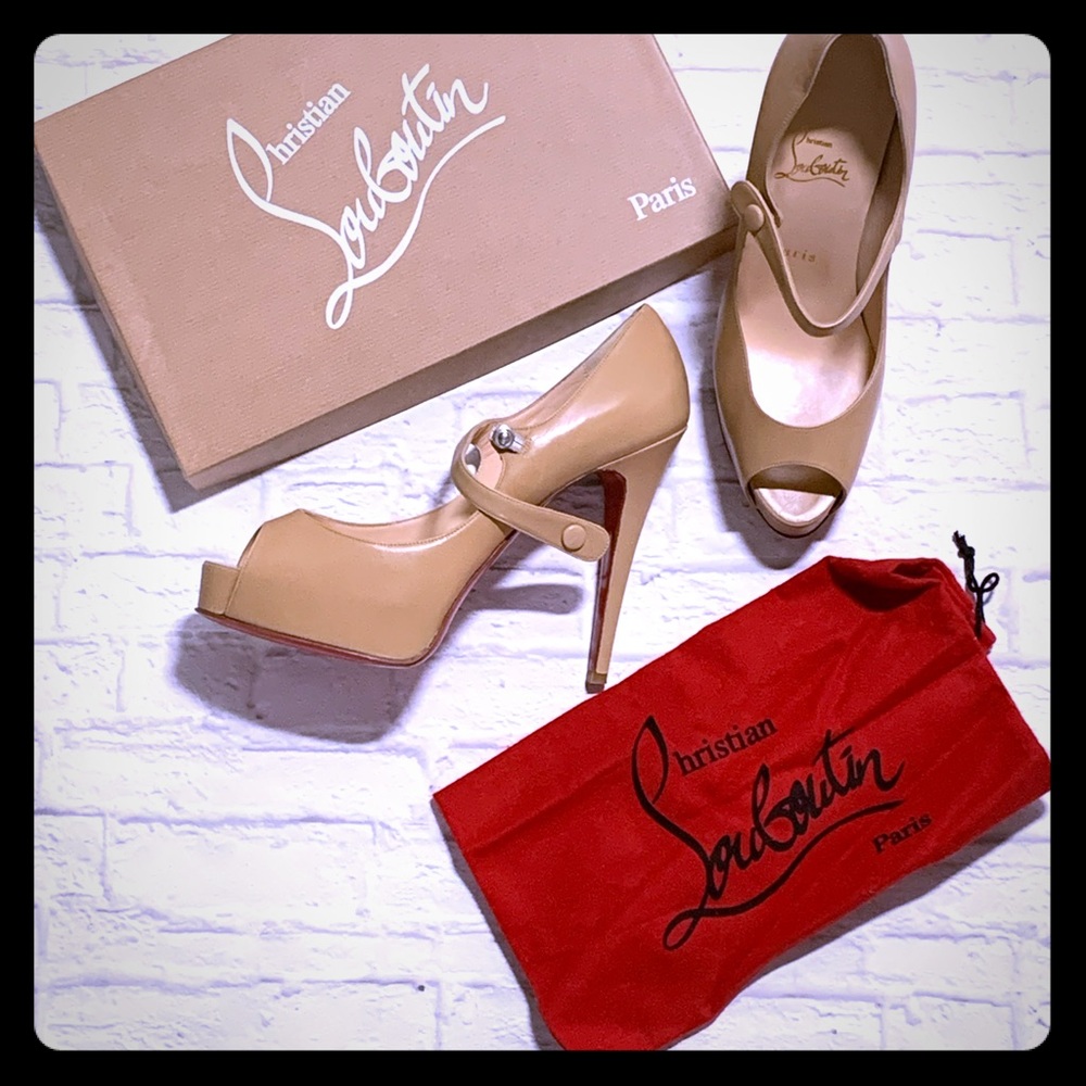 Nude heels very good condition. Classic beautiful